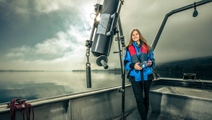 Researcher Elisabeth Janssen during sampling at Lake Greifensee (Photo: ETH Board, Daniel Kellenberger).